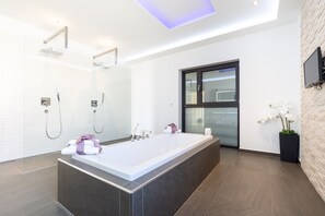 Villa, 5 chambres, piscine privée, vue sur le jardin | 5 chambres, système d’insonorisation, lit de bébé portatif