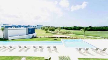 Condo, 2 Bedrooms, Smoking, Balcony | Kolam renang | Kolam renang terbuka