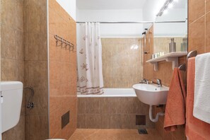 Departamento, 2 habitaciones, para fumadores, Terraza | Baño | Regadera, toallas, papel de baño