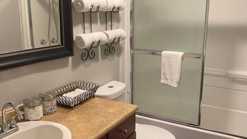 Ensemble douche/baignoire, serviettes fournies, papier toilette
