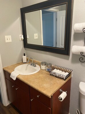 Ensemble douche/baignoire, serviettes fournies, papier toilette