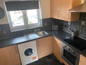 Private kitchen - Lovely Apartment in The Centre of Southport (Southport)