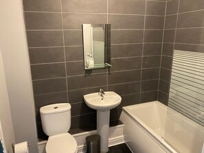 Bathroom - Lovely Apartment in The Centre of Southport (Southport)