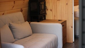 Una habitación acogedora con sofá y estufa de leña.