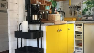 Frigorifero, forno, piano cottura, macchina per tè/caffè