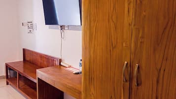 Standard Family Room | Desk, free WiFi