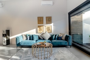 Villa, 2 habitaciones, alberca privada | Área de sala de estar | Televisión 