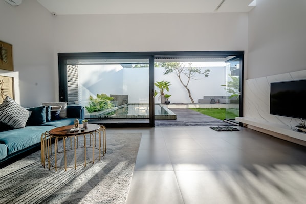 Villa, 2 habitaciones, alberca privada | Área de sala de estar | Televisión 
