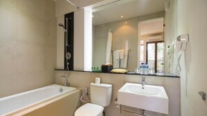 Shower, rainfall showerhead, free toiletries, hair dryer - Asanaya Suite (Canggu)