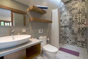 Deluxe Studio, 1 King Bed | Bathroom | Shower, rainfall showerhead, free toiletries, hair dryer - Asanaya Suite (Canggu)