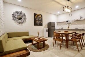 Villa, 3 Bedrooms, Private Pool | Dapur peribadi | Pembancuh kopi/teh, cerek elektrik