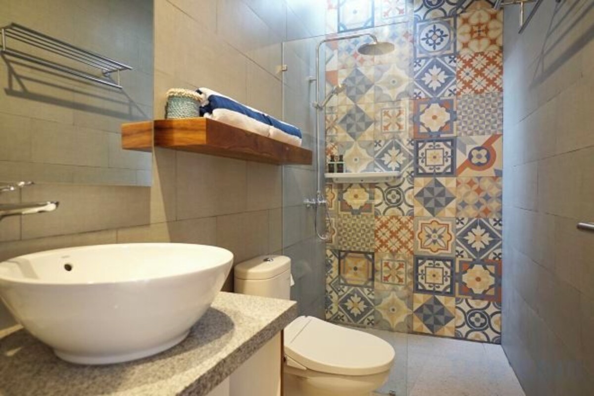 Badezimmer | Dusche, kostenlose Toilettenartikel, Haartrockner, Handtücher