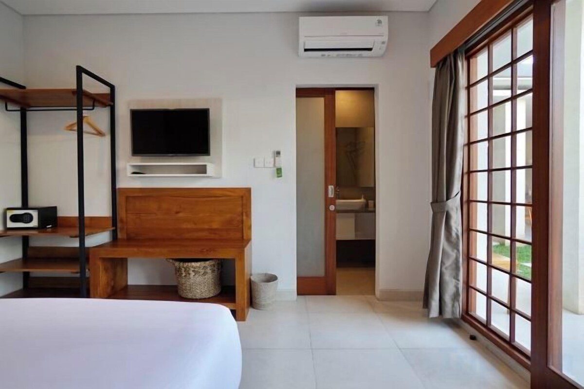 In-room safe, desk, WiFi (free), bed sheets