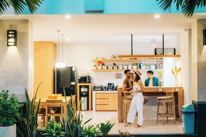 Une cuisine moderne avec un coin repas, un bar et une vue sur l’extérieur.