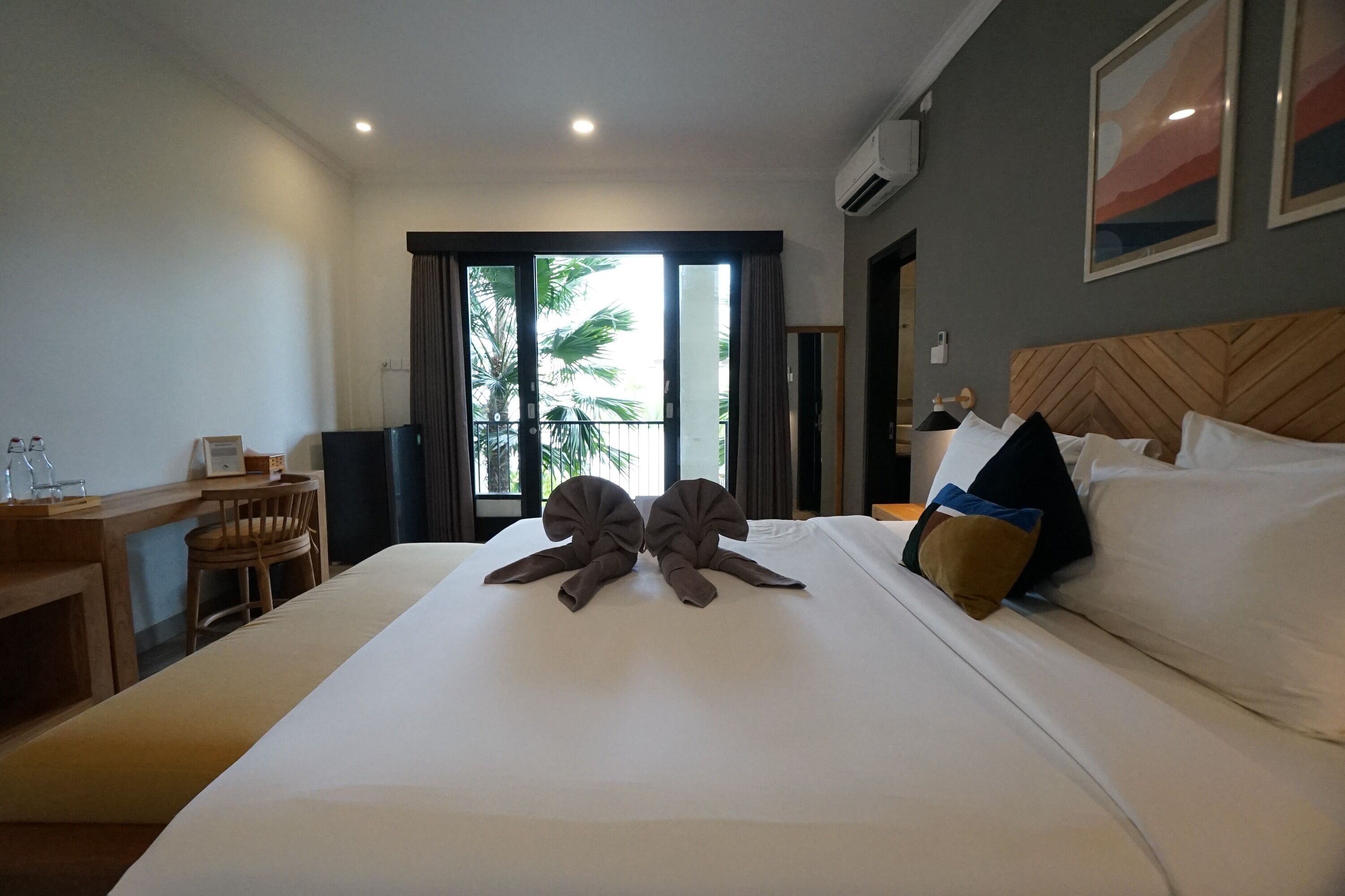 In-room safe, desk, free WiFi