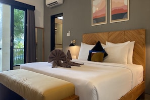 In-room safe, desk, free WiFi