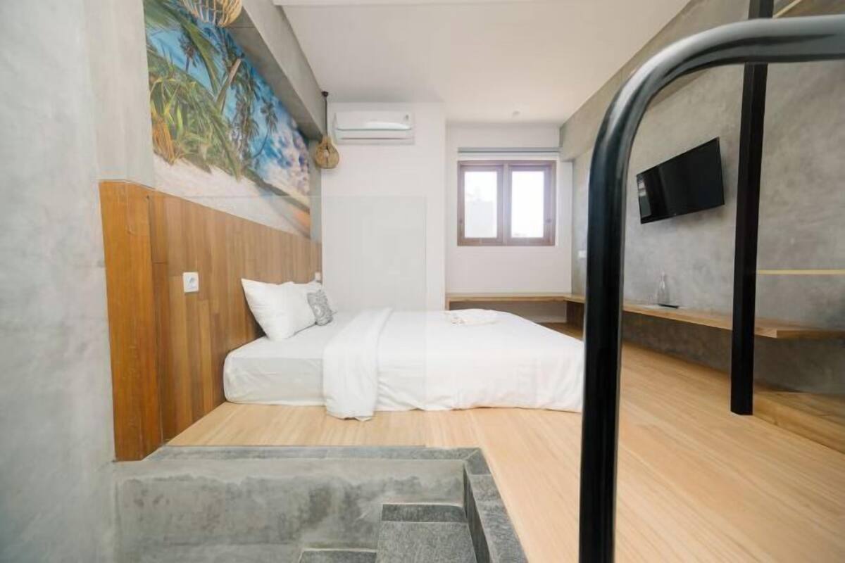 Desk, free WiFi, bed sheets