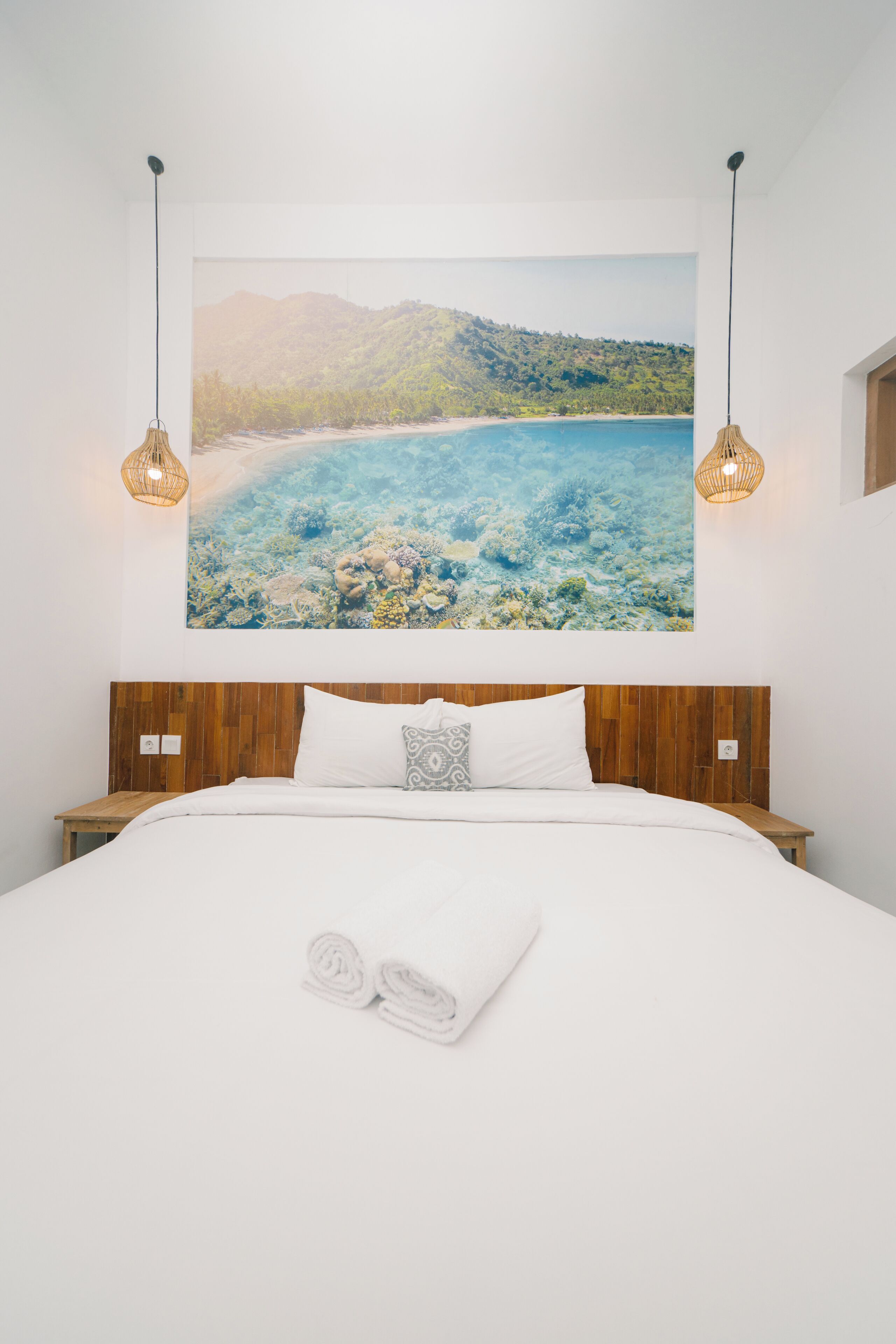 Desk, WiFi (free), bed sheets