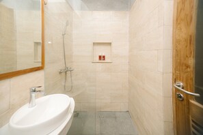 Shower, free toiletries, towels, soap - Natura Nusa Dua (Nusa Dua)
