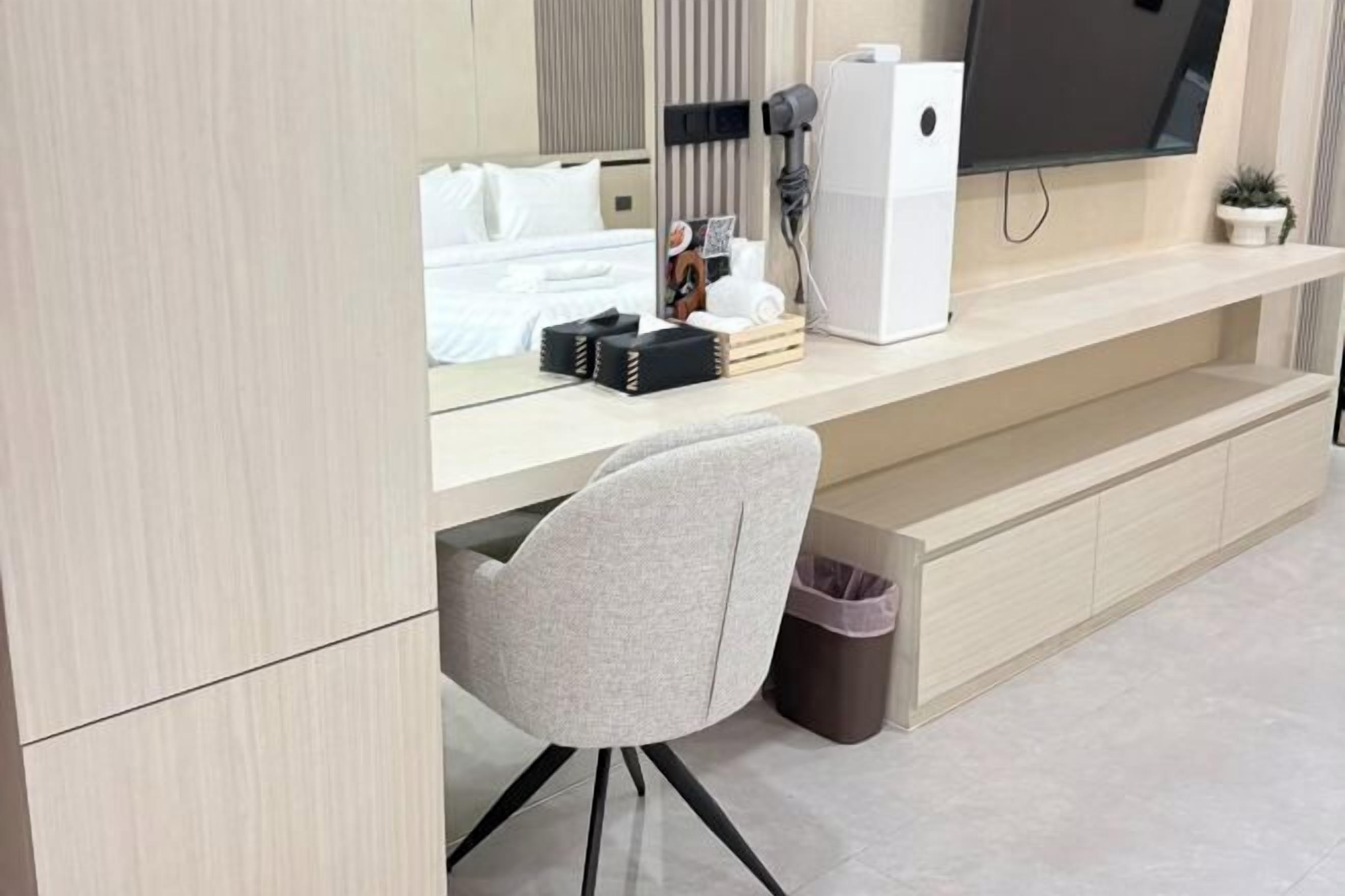 Desk, free WiFi, bed sheets