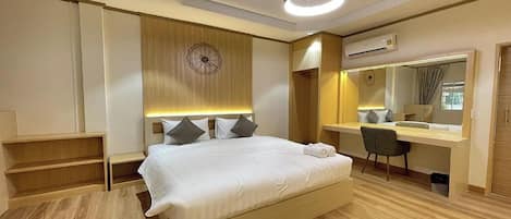 Studio King Bed | Desk, free WiFi, bed sheets