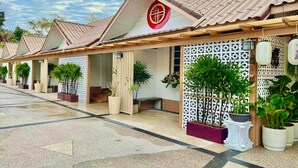 Uma fileira de edifícios em estilo tradicional, com telhados de azulejos e um emblema central.