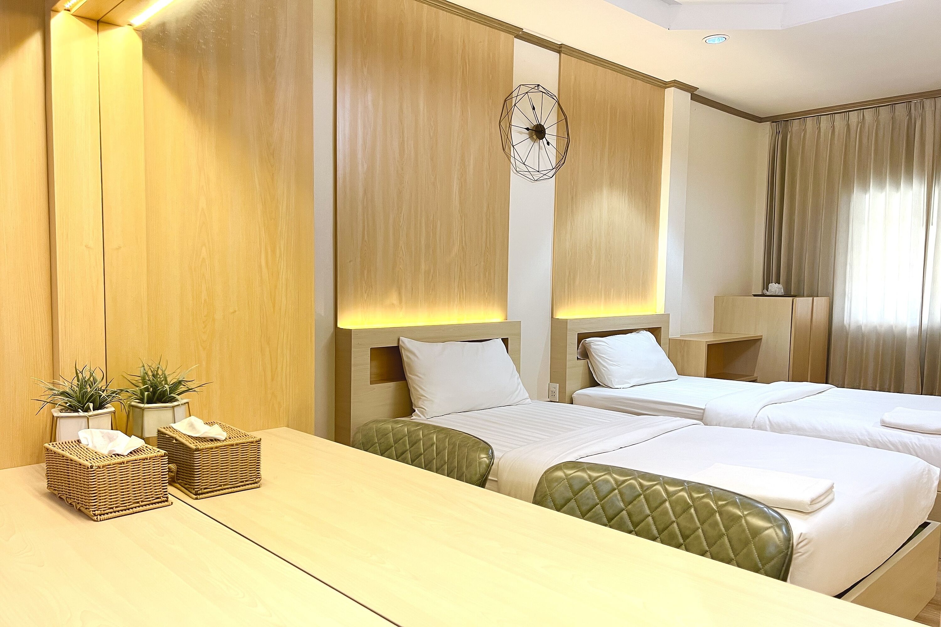 twin room | desk, free wifi, bed sheets