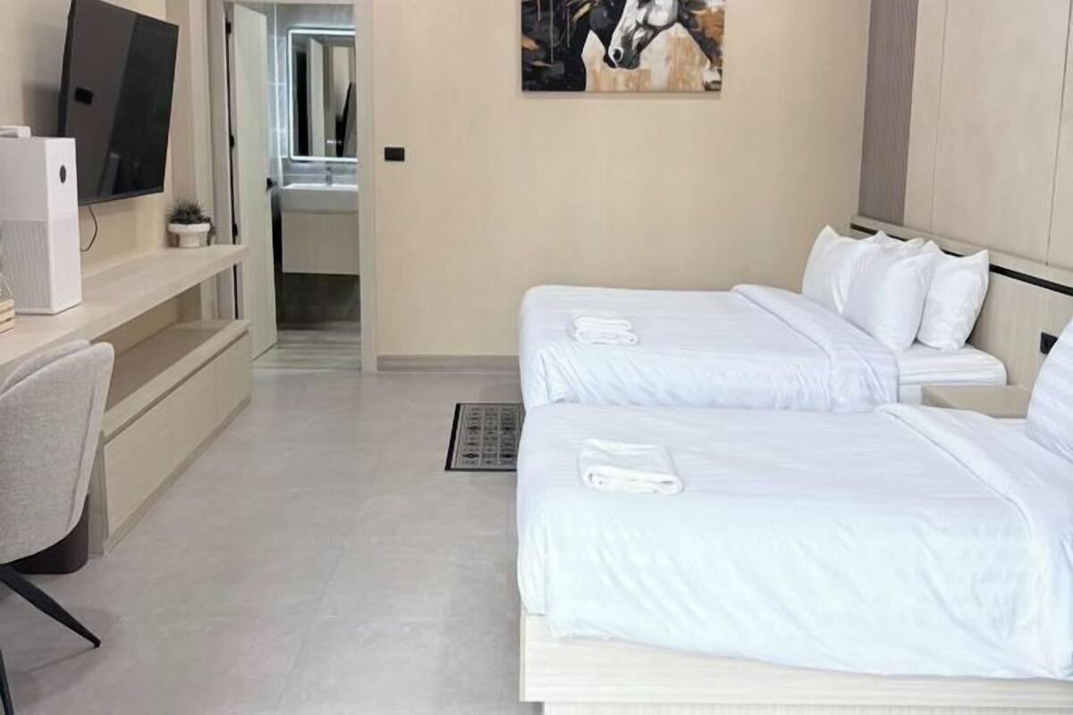 Escritorio, wifi gratis y ropa de cama