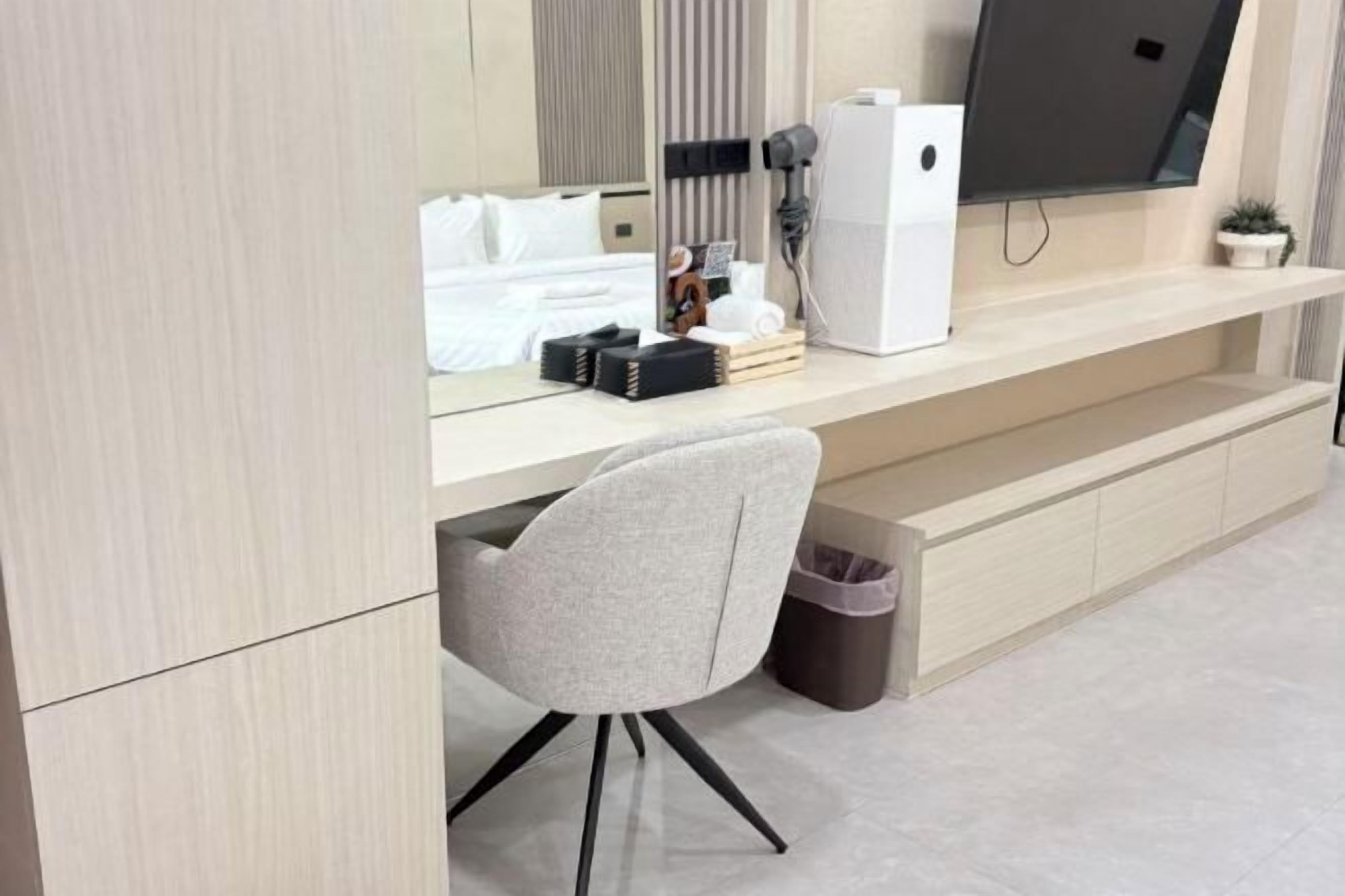 Desk, free WiFi, bed sheets