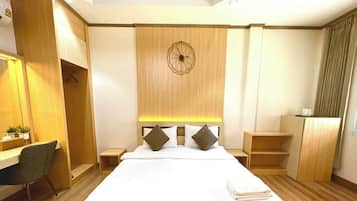 Studio King Bed | Desk, free WiFi, bed sheets