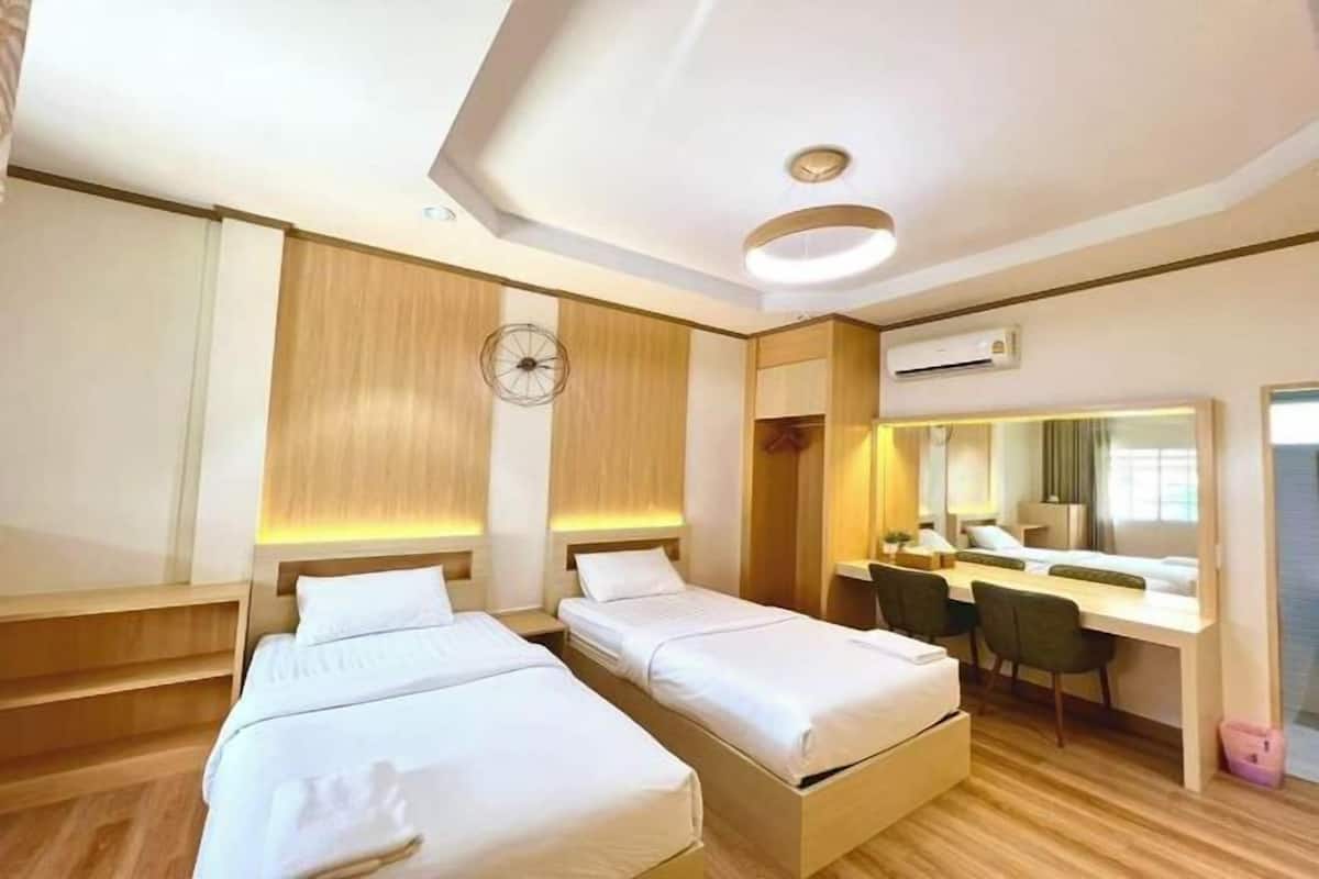 Escritorio, wifi gratis y ropa de cama