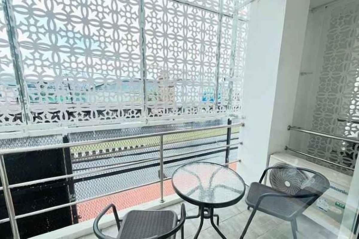 Peti besi dalam bilik, meja, seterika/papan seterika, Wi-fi percuma