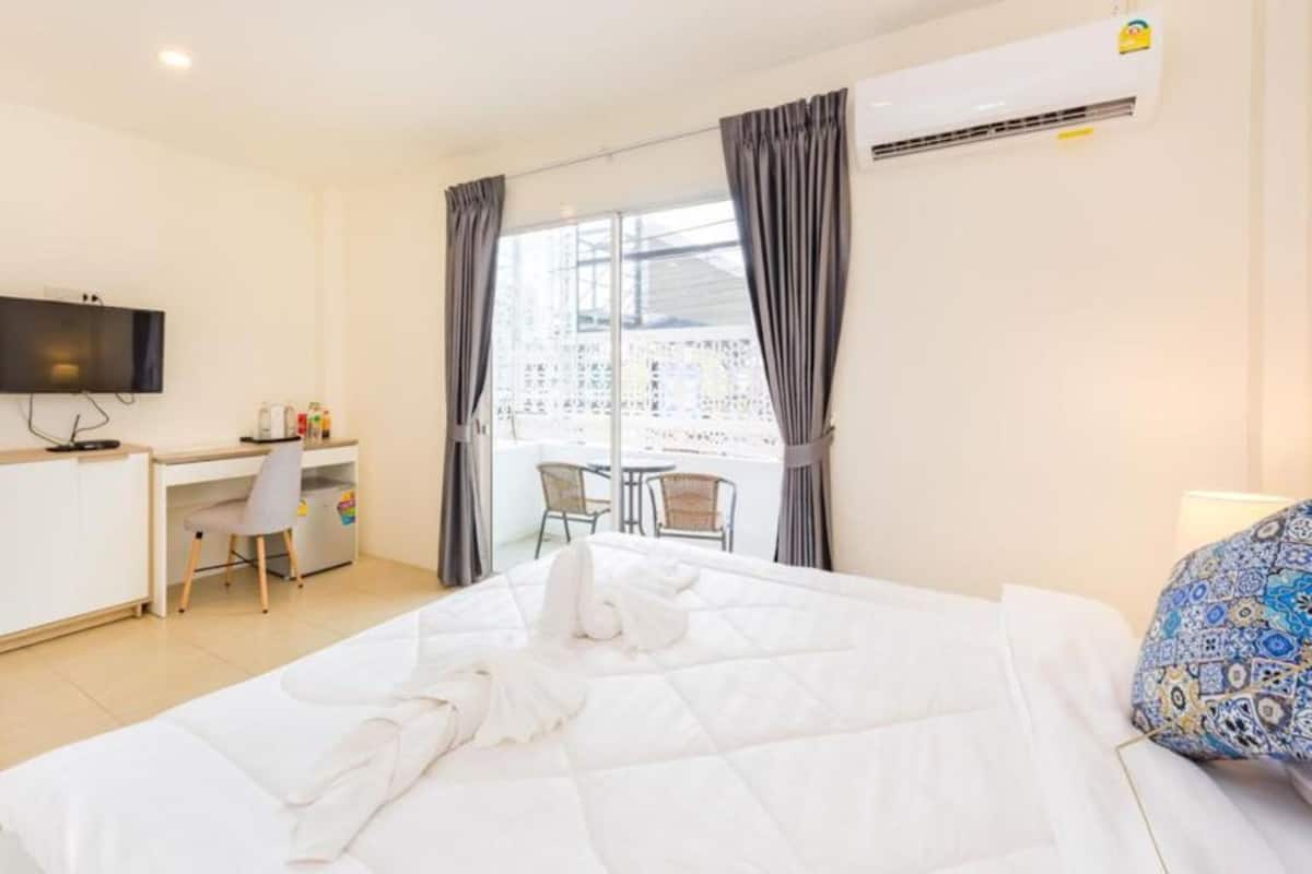 In-room safe, desk, iron/ironing board (on request), WiFi (free)