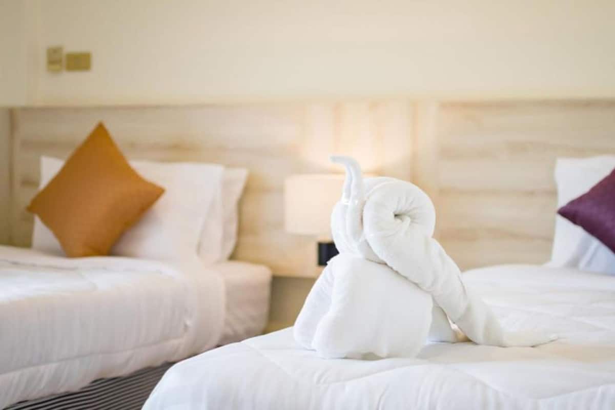 Standard Twin Room | In-room safe, desk, iron/ironing board (on request), WiFi (free)