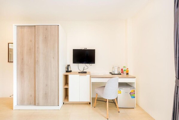 Safe på rommet, skrivebord, strykejern/-brett og wi-fi (inkludert)