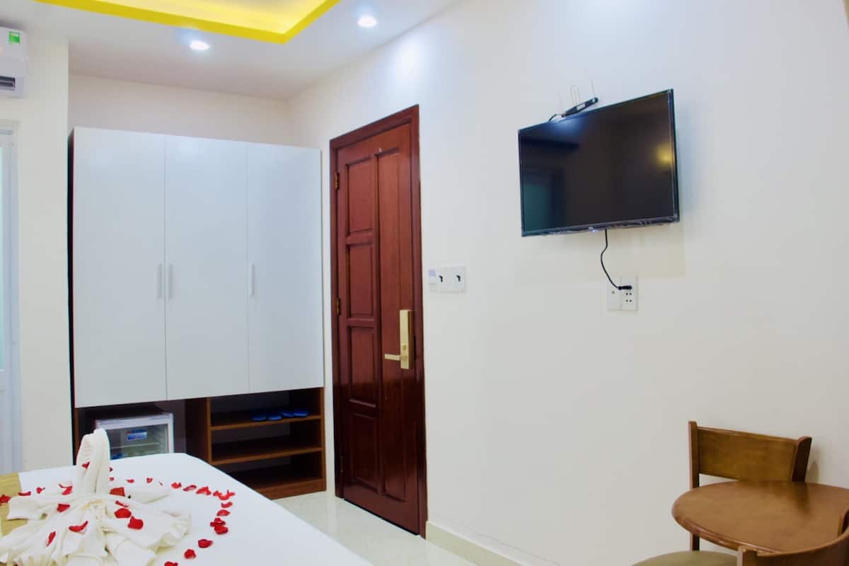 Minibar, desk, free WiFi, bed sheets