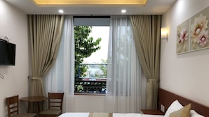 豪華客房, 陽台 | 迷你吧、書桌、免費無線上網、床單