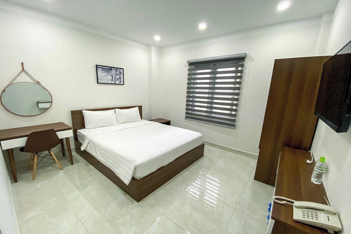 Desk, free WiFi, bed sheets