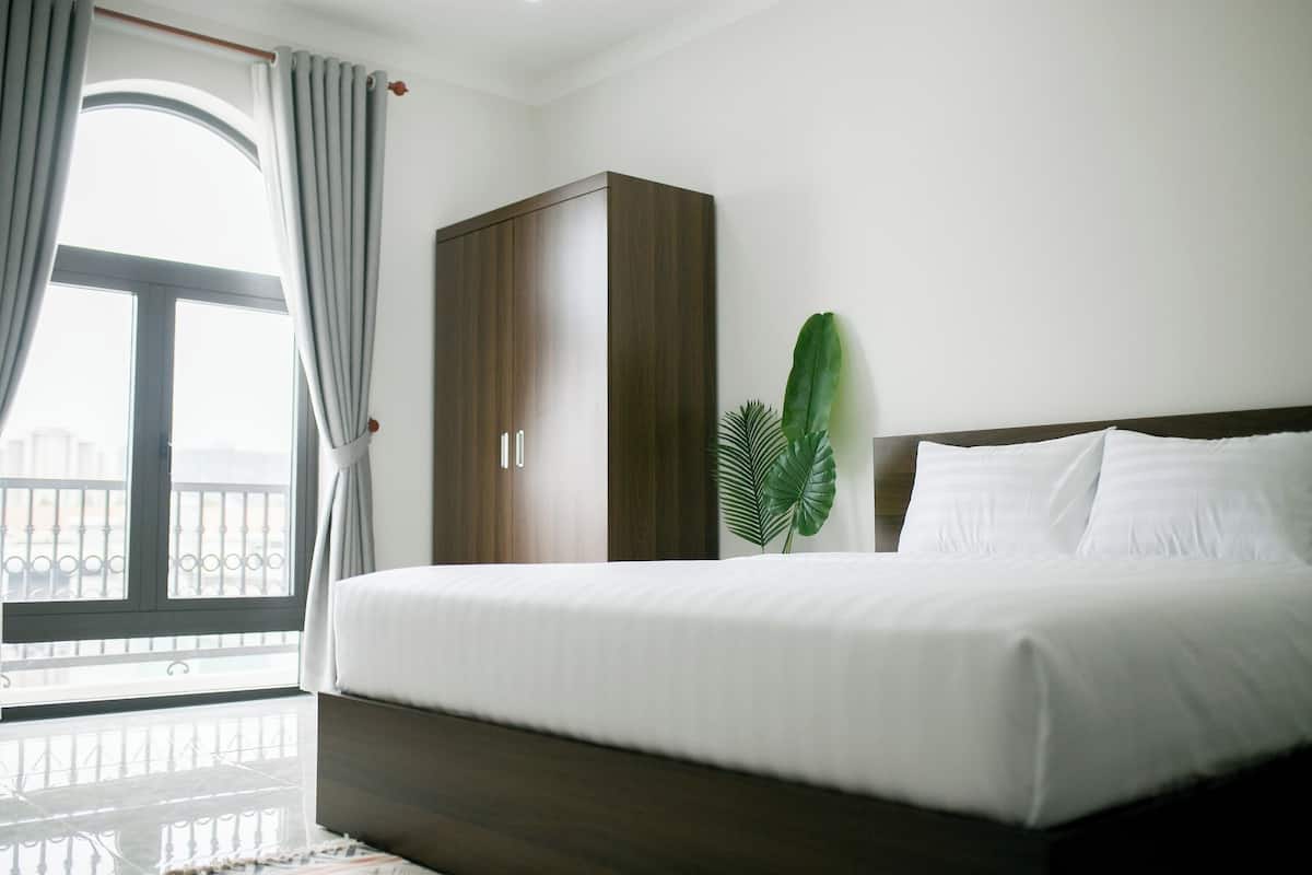 Desk, free WiFi, bed sheets