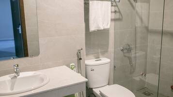 Ducha, artículos de tocador gratuitos, secador de pelo, pantuflas