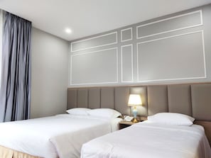 Triple Room | Minibar, in-room safe, desk, free WiFi