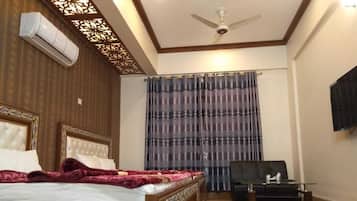 Deluxe Quadruple Room | Iron/ironing board, free WiFi