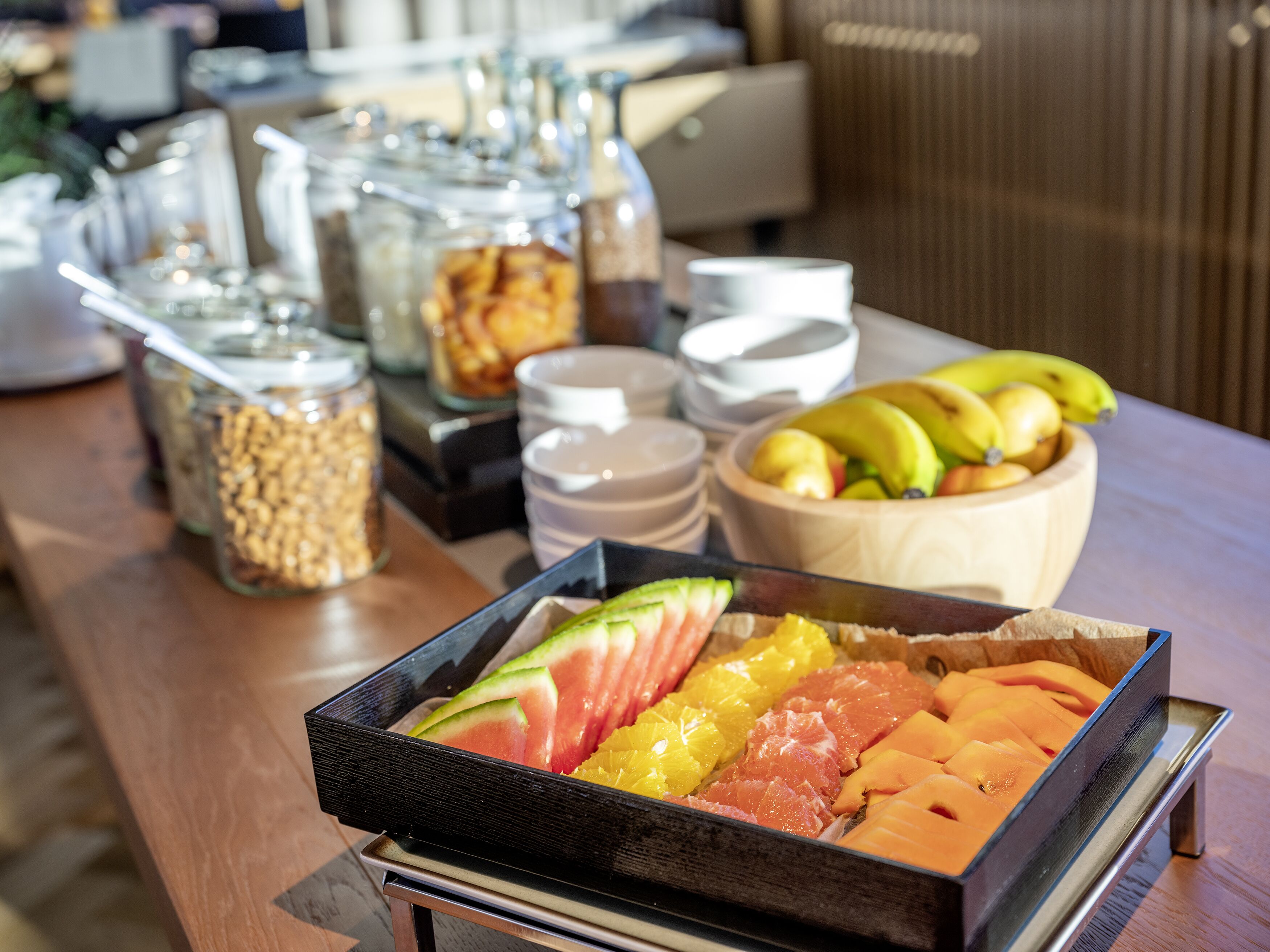 Ein reichhaltiges Buffet mit verschiedenen Speisen, darunter Obst und Fleisch.