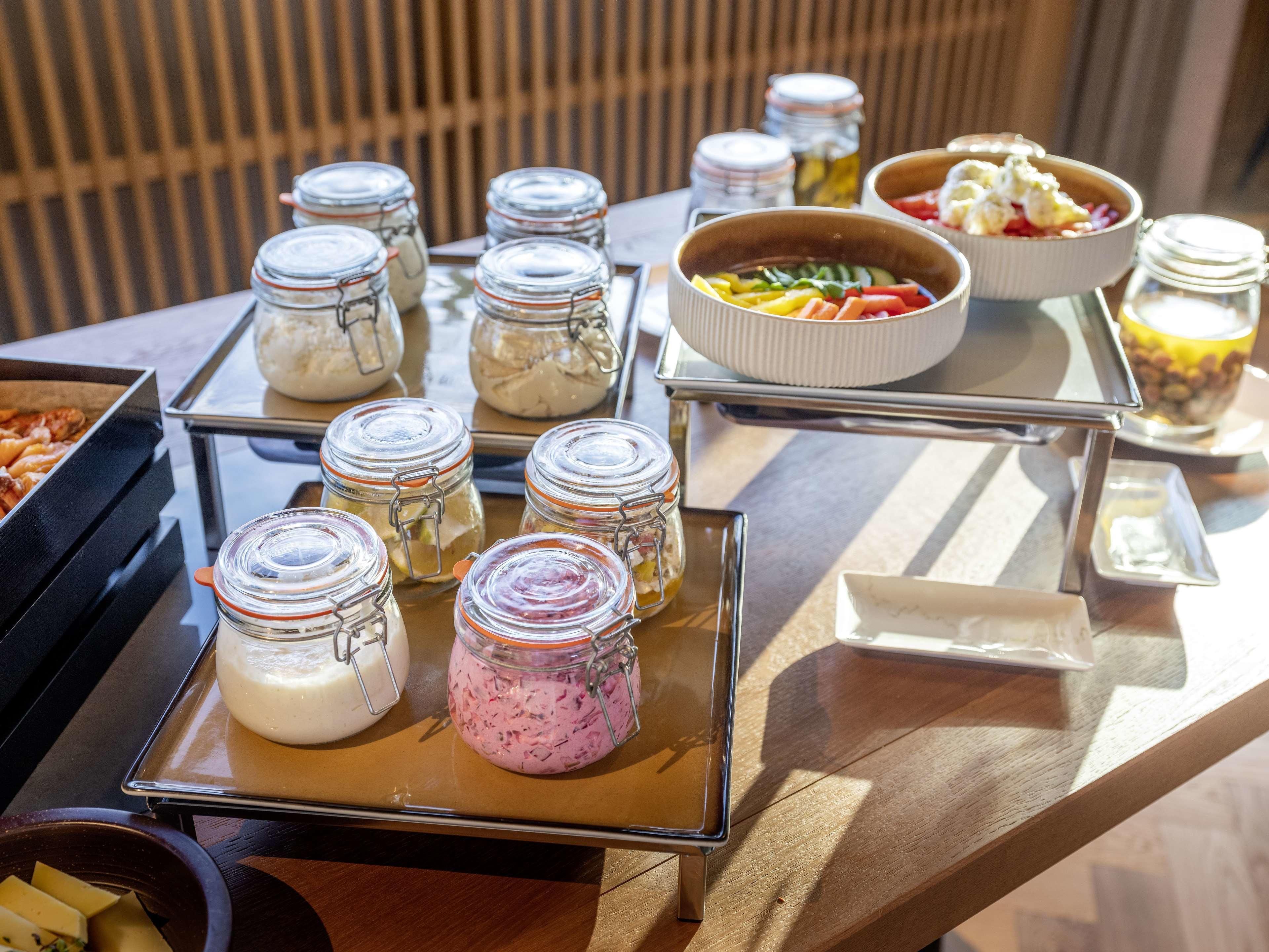 Mesa de buffet com diversos alimentos e acompanhamentos.