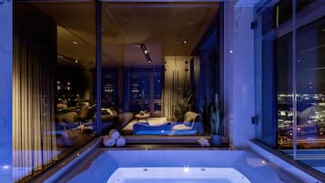 SkyLoft Suite | Bathroom | Shower, rainfall showerhead, hair dryer, towels