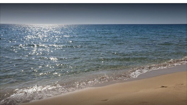 A beach with a sandy shore and calm water. - Cottage a few steps from the sea (Gallina)