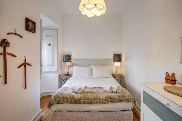 2 bedrooms, desk, iron/ironing board, WiFi