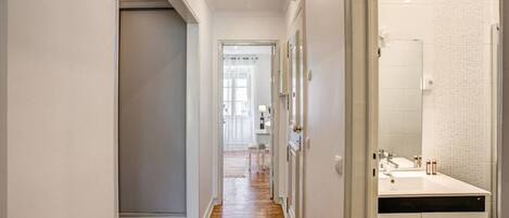 2 bedrooms, desk, iron/ironing board, WiFi