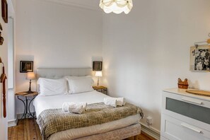 2 bedrooms, desk, iron/ironing board, WiFi
