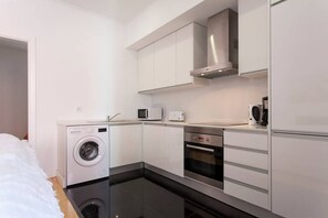 Kjøleskap, mikrobølgeovn, ovn og kokeplater